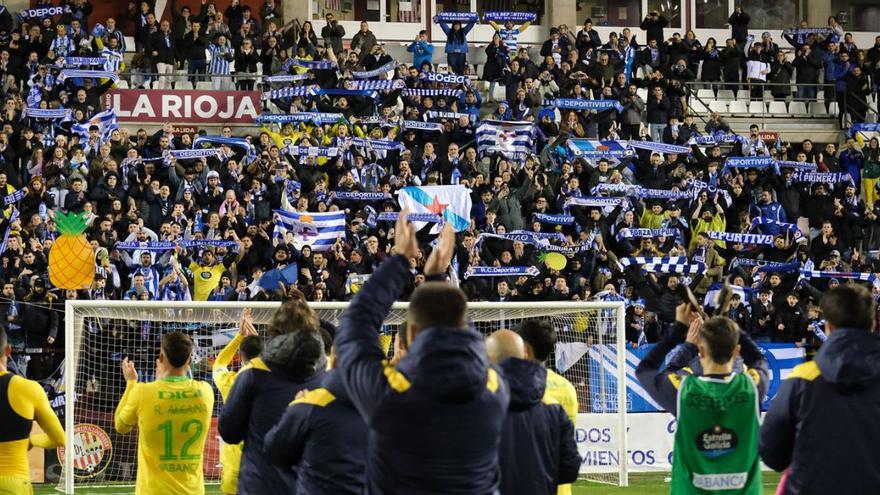 Los jugadores del Dépor saludan tras acabar el duelo a los aficionados blanquiazules en la grada. |  // LOF