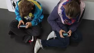 Familias y escuelas de un municipio de Irlanda pactan prohibir los móviles a menores de 12 años