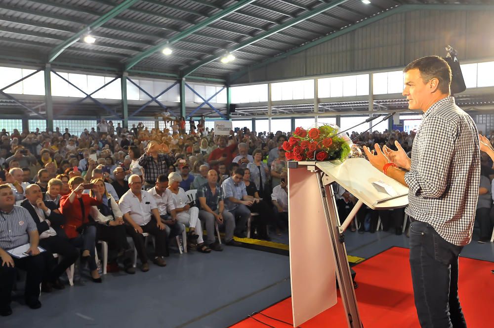 Pedro Sánchez abarrota el polideportivo de Carrús