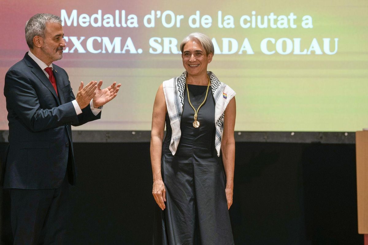 BARCELONA, 16/07/2025.- La exalcaldesa de Barcelona, Ada Colau (d), acompañada por el alcalde de la ciudad, Jaume Collboni, tras recibir la medalla de oro durante el homenaje a todos los exalcaldes de la etapa democrática que se ha celebrado hoy miércoles en el ayuntamiento de Barcelona. EFE/Alejandro García