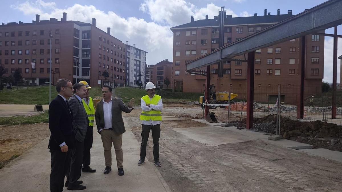 Alfredo Caneli, Nacho Cuesta y Álvaro Fernández, junto a responsables de la contrata, visitando la obra de las pistas de hockey