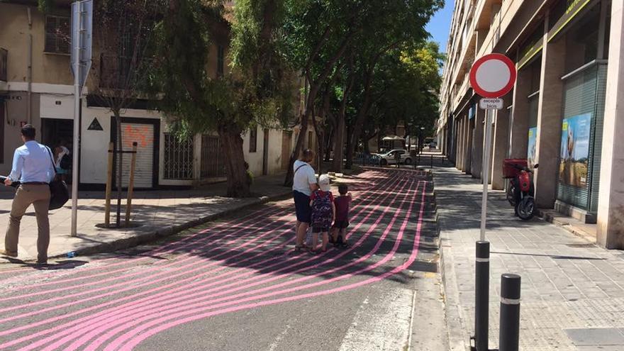 Calles pintadas de rosa para ciclistas y peatones en Palma