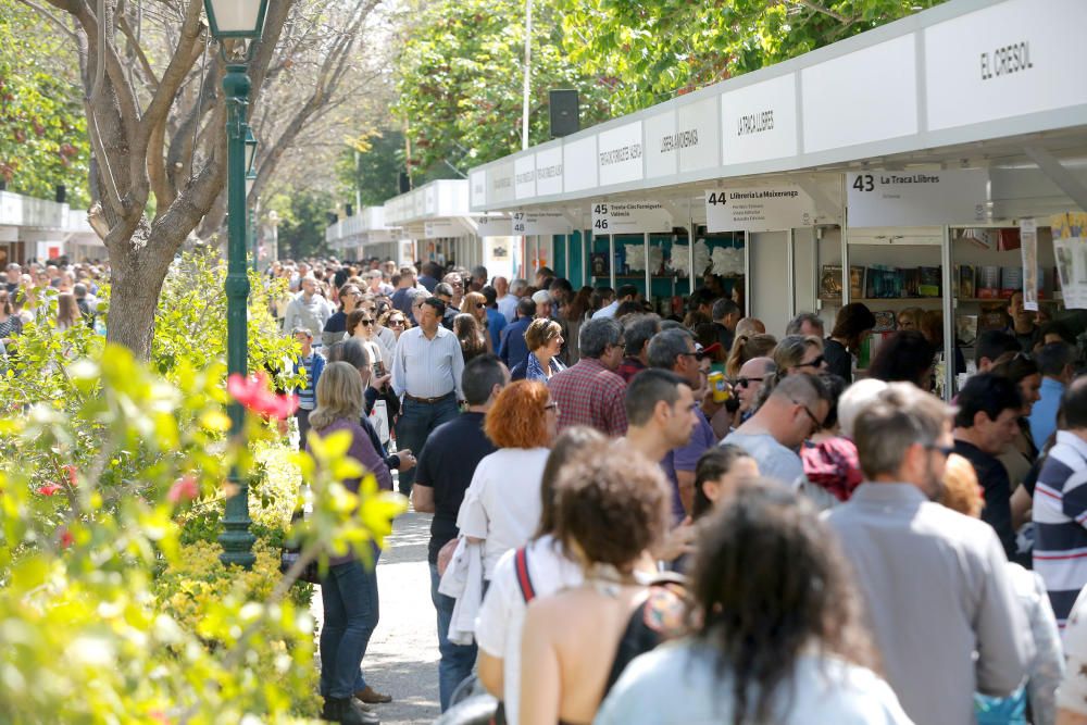 Último día de la 53.ª Feria del Libro de València celebrada en los jardines de Viveros.