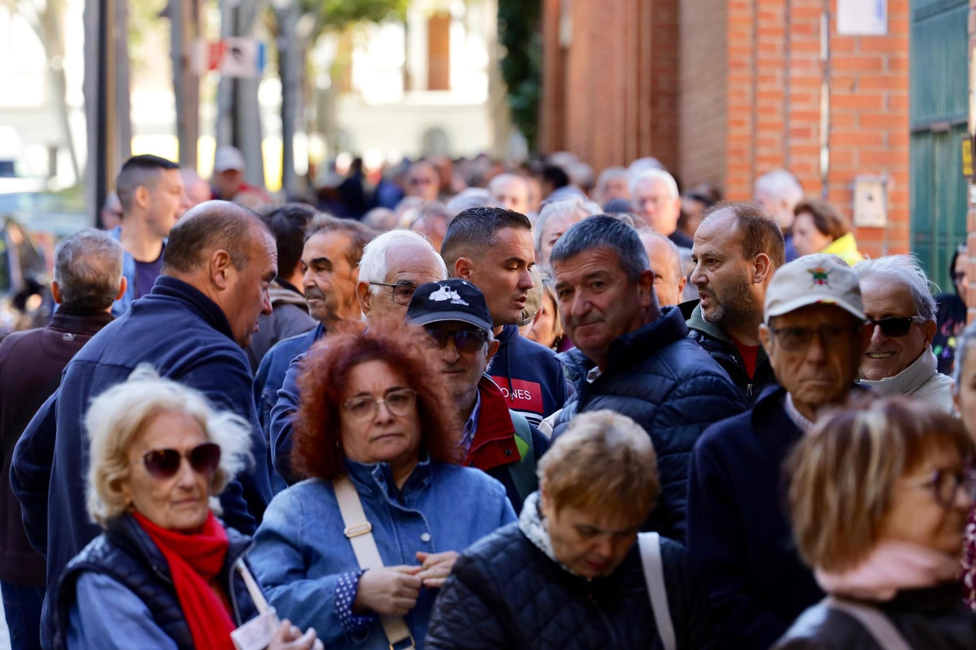 Largas filas para los abonos de la Feria taurina del Pilar