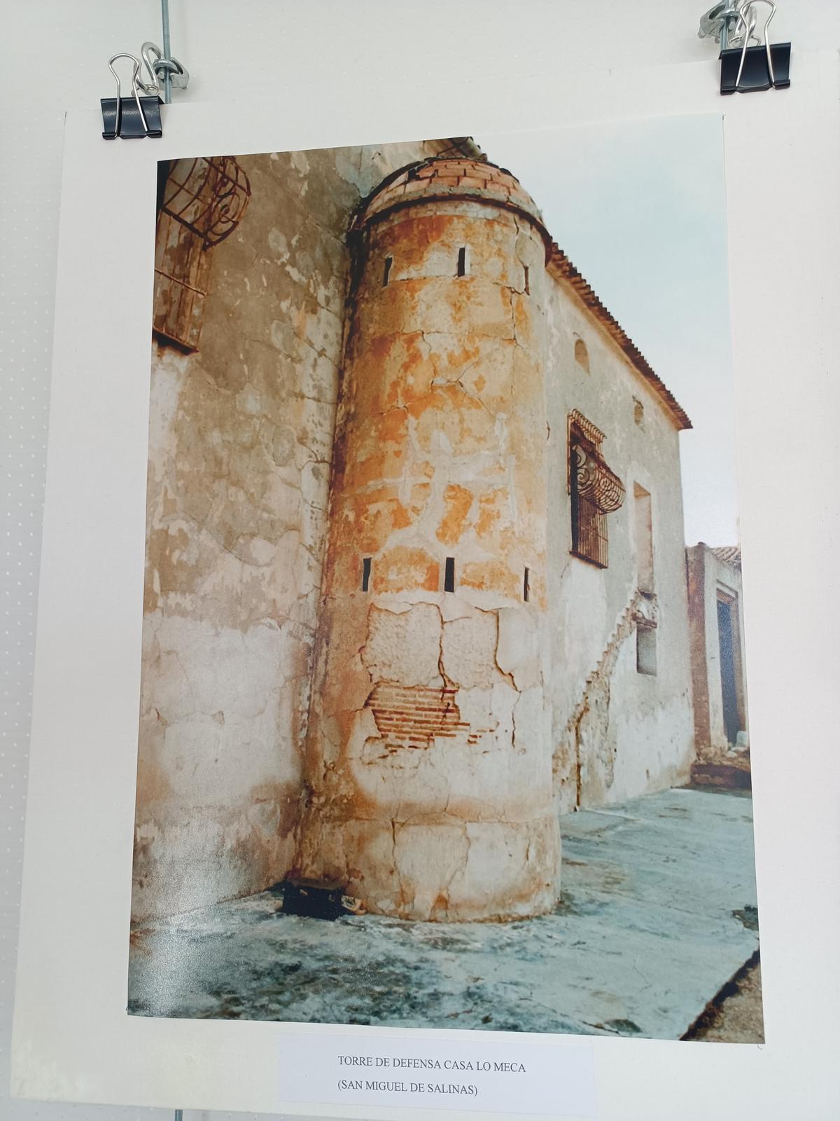 Torre de defensa de Lo Meca en San Miguel de Salinas. Una de las imágenes de la exposición de Rafa Torres