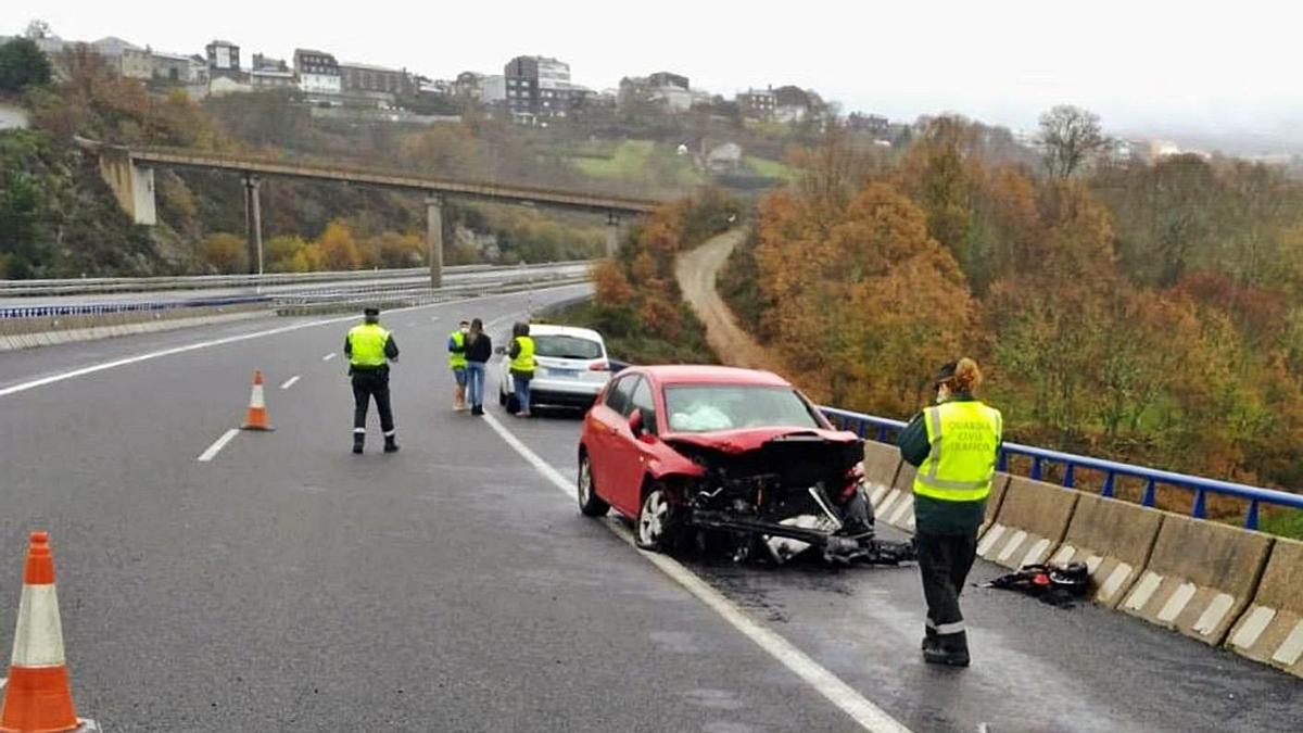 Turismo siniestrado en la A-52 en A Gudiña.   | // FDV