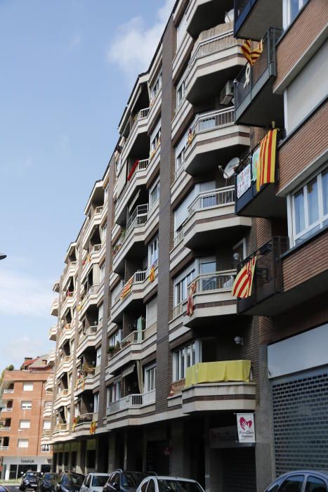 Balcons engalanats al carrer Aragó de Manresa