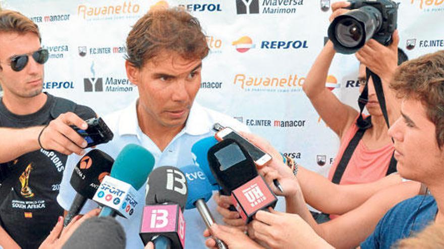 Rafel Nadal, el pasado lunes atendiendo a los medios en Manacor y explicando sus objetivos para agosto. El martes se lesionó.