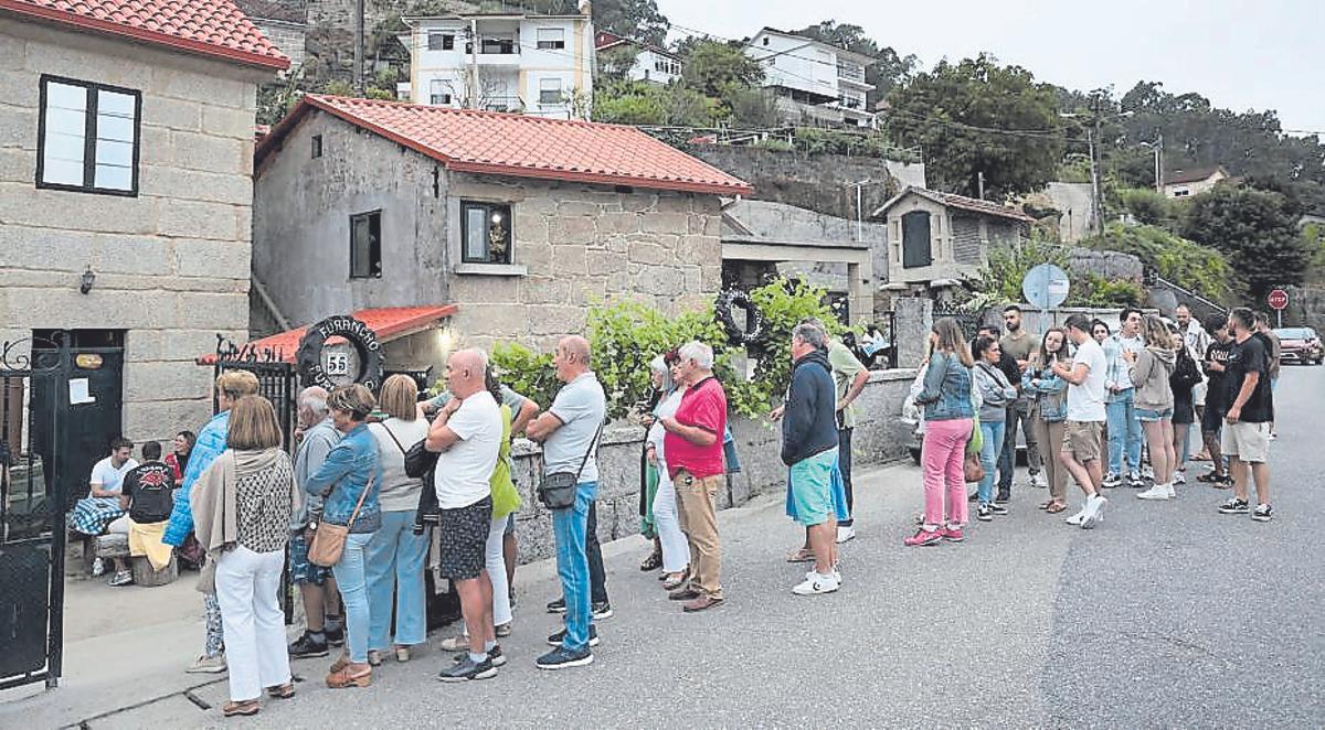 Cola para acceder a un furancho na parroquia de Cedeira.