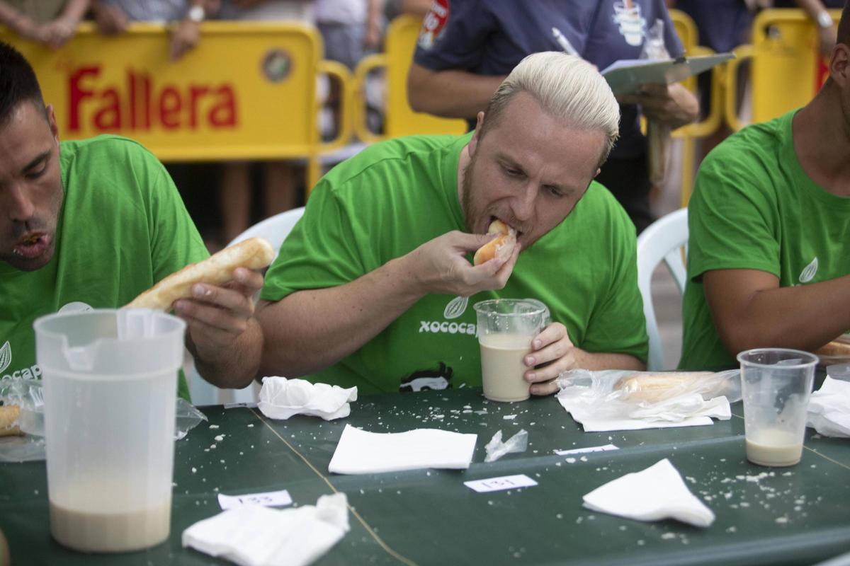 Participantes en un concurso de ingesta de horchata y 'fartons' en Xàtiva