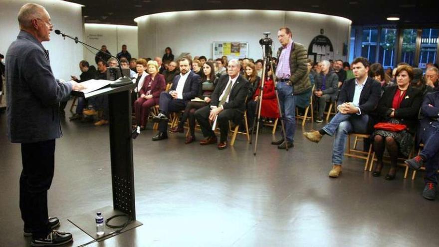 Antonio Presas se dirige a los presentes tras recibir, ayer en el Concello, la Folla de Carballo en la categoría de oro. // Bernabé/Luismy