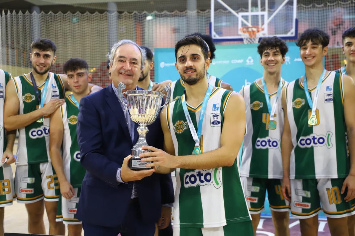 Lucas Muñoz recoge el trofeo de campeón de la Copa Diputación.