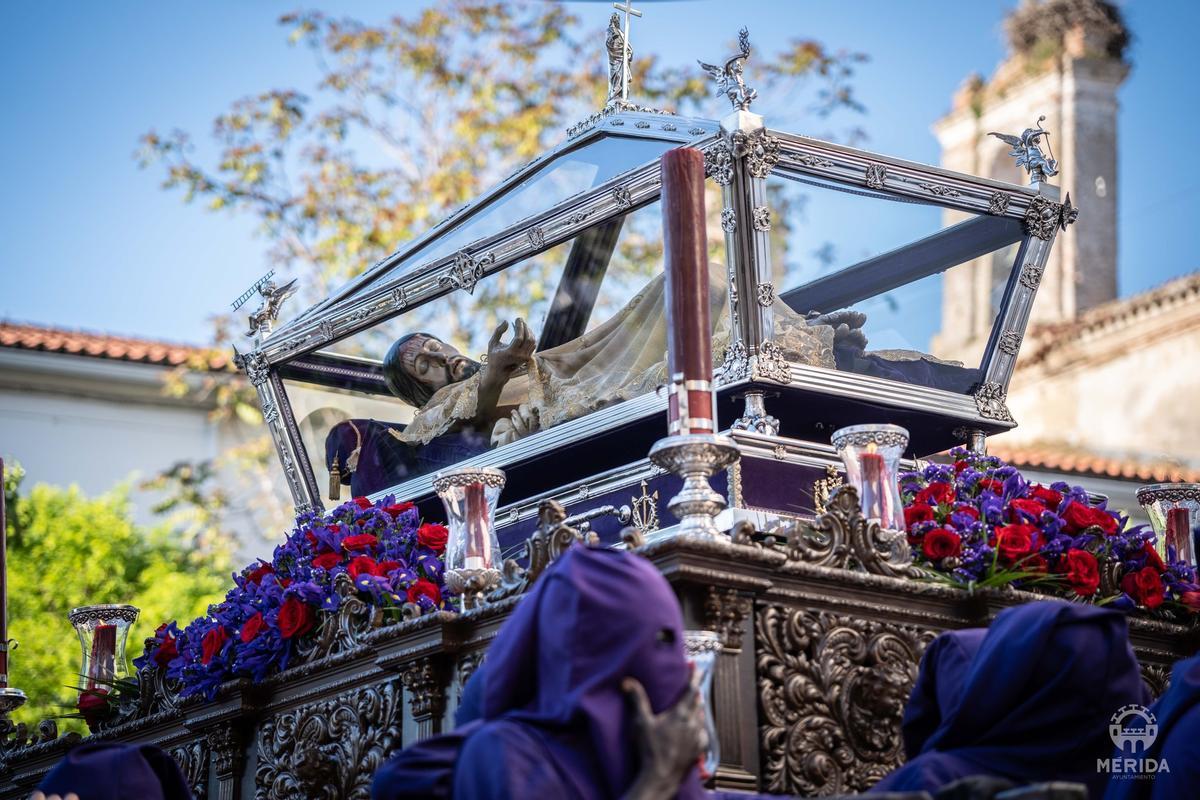 El Santísimo Cristo del Calvario Yacente, portado por la Cofradía del Calvario de Mérida.