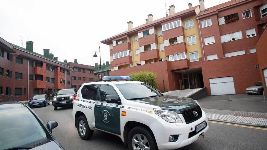 Un coche de la Guardia Civil, en las inmediaciones de la casa donde se atrincheró el hombre.