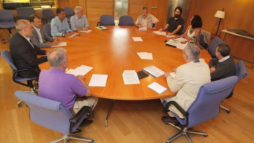 Primera reunión de la comisión de seguimiento del plan de transporte, ayer en Santiago.