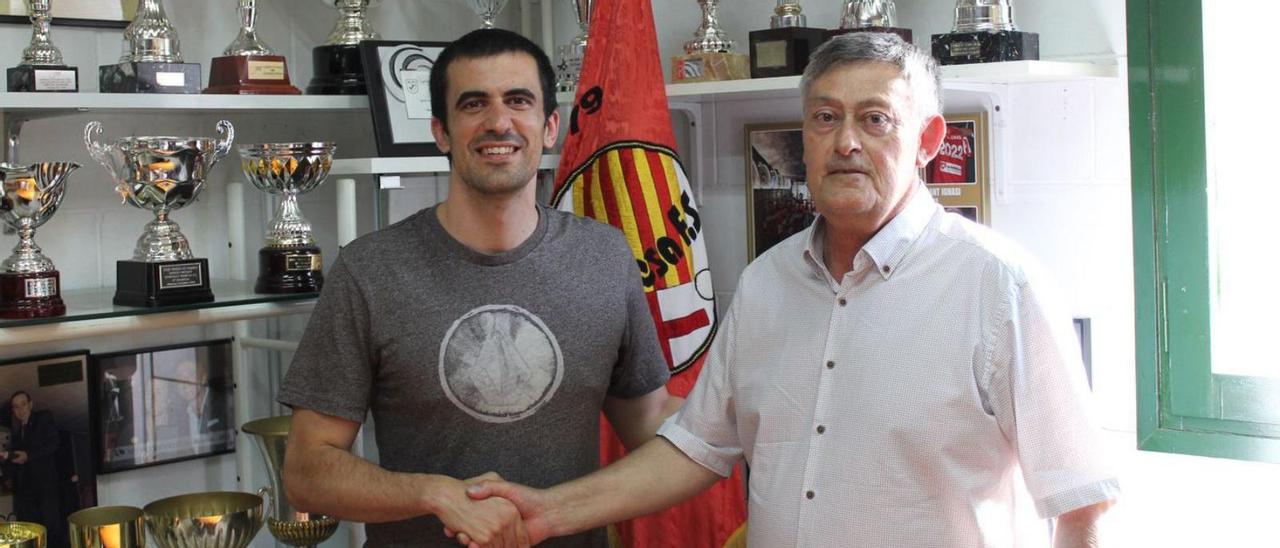 Borja Burgos i el president del Manresa FS, Pere Joan Pusó, posen davant de l’estendard del club | LLUÍS CUBERES I MARTÍ