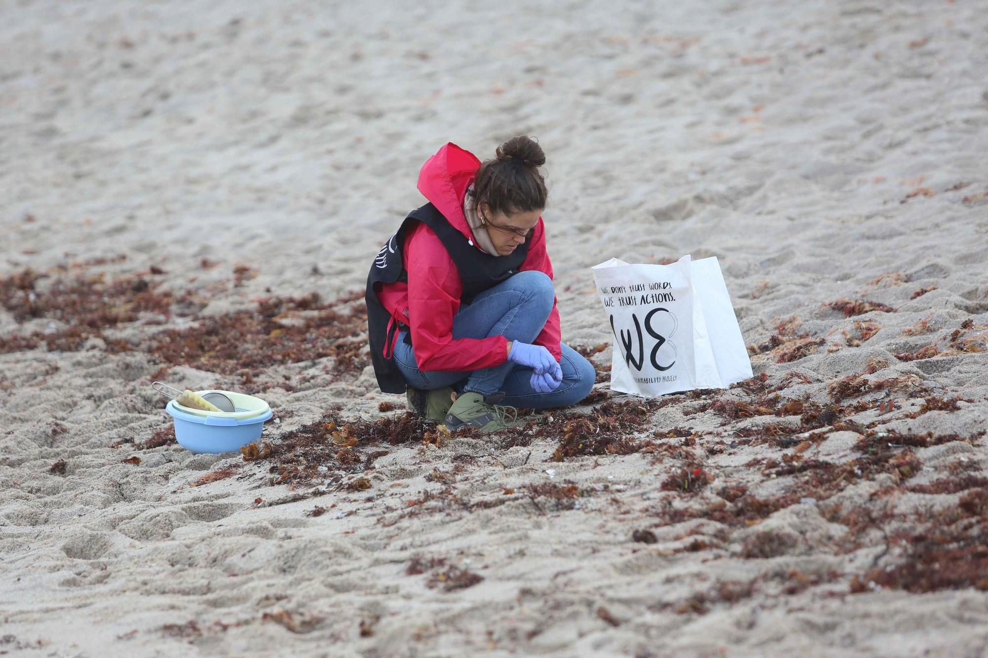 Decenas de voluntarios recogen residuos en la playa del Orzán con WE Sustainability