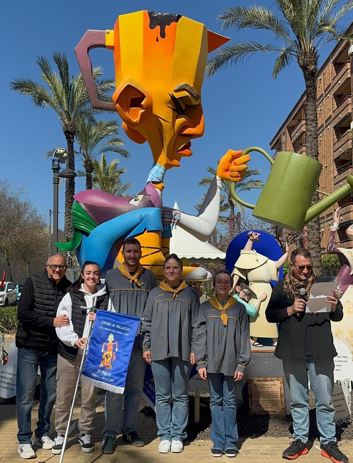 Las falleras mayores entregan el banderín a la comisión Ramón y Cajal.