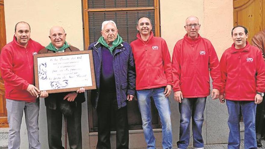 La Quinta del 93 homenajea en Sant Vicent a la del 61 por salvar la fiesta