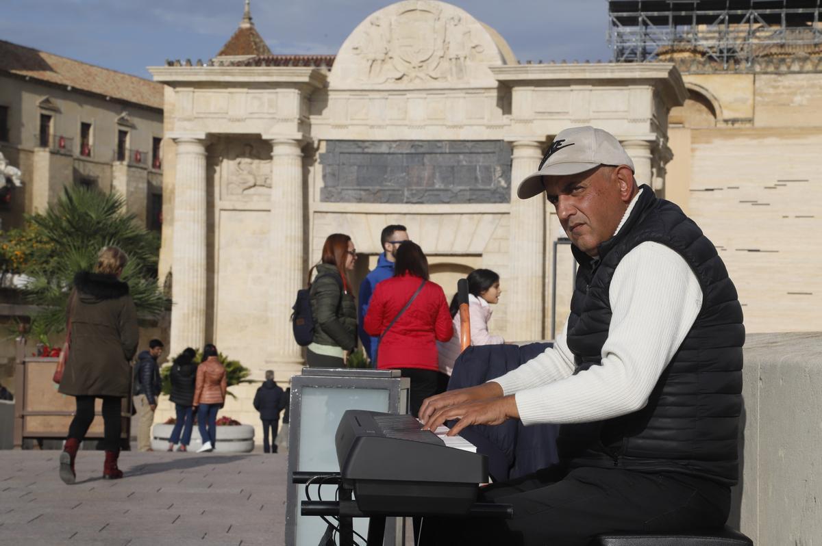 Óscar Sánchez, en el Puente Romano.