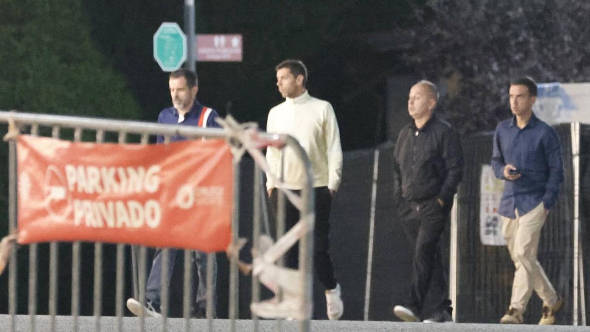 Borja Jiménez, a la derecha, junto a sus ayudantes y jefe de prensa, a su llegada a Mareo para convertirse en el nuevo entrenador del Sporting de Gijón.