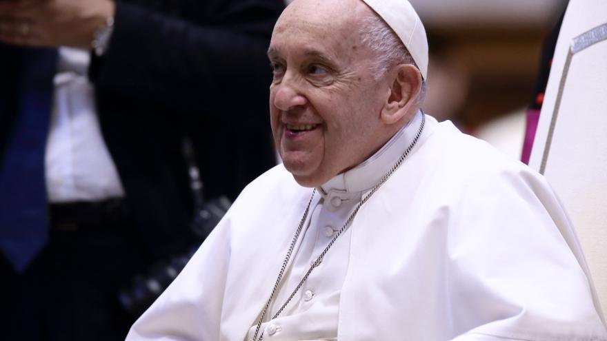 El Papa avanza en su recuperación y lleva a cabo &quot;sus actividades laborales&quot; en el hospital
