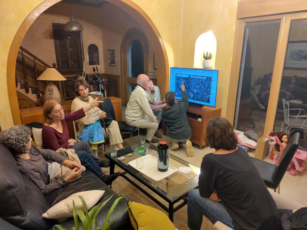 Una de las reuniones del grupo, en una casa particular, perfilando las propuestas de itinerarios ciclistas.