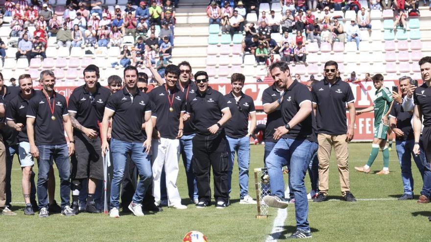 Los rojiblancos homenajean al Balonmano Zamora por su ascenso