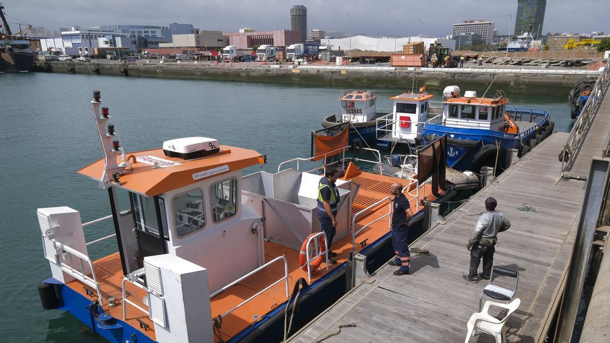 La embarcación 'Limpiamar I' lucha contra la contaminación en el Puerto de Las Palmas