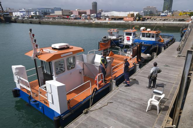 Servicio de limpieza del agua en el Puerto de Las Palmas