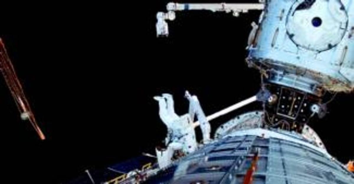 Un astronauta treballa durant la segona sortida prevista per completar l’acoblament del mòdul Kibo al cos central de la ISS, ahir. Un astronauta treballa durant la segona sortida prevista per completar l’acoblament del mòdul Kibo al cos central de la ISS, ahir.