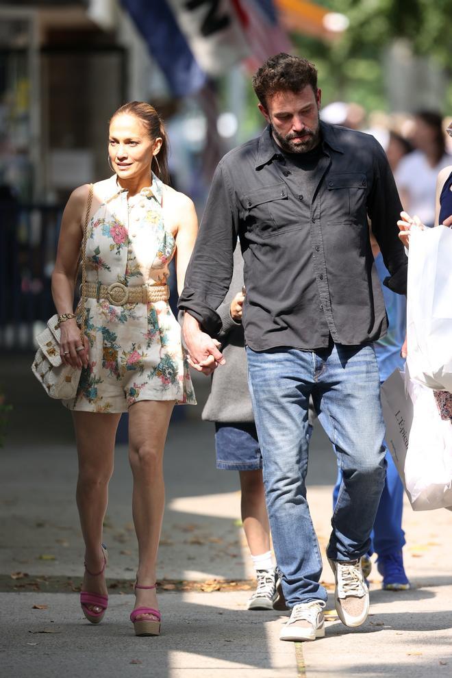 Jennifer Lopez con look veraniego, de paseo junto a Ben Affleck