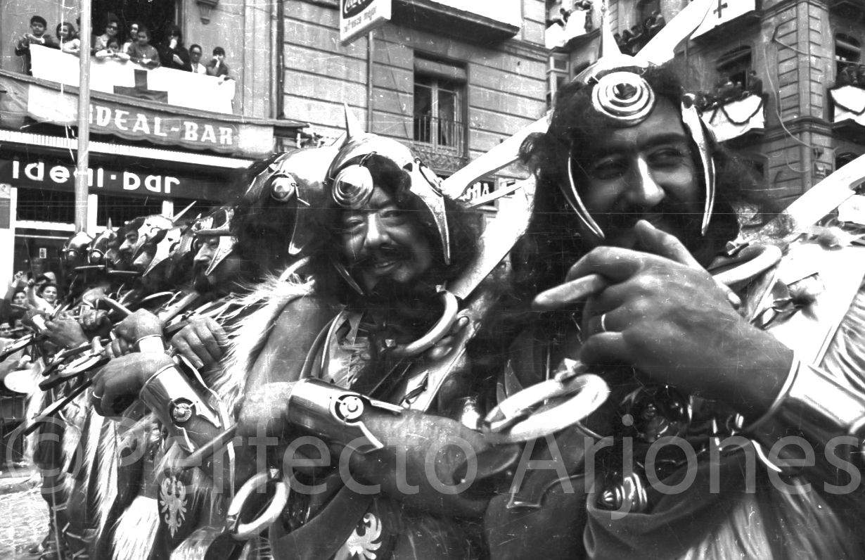 El otro punto de vista de Perfecto Arjones en las fiestas de los Moros y Cristianos de Alcoy en los años 60 y 70.