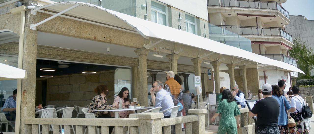 Esperas para comer en la terraza de un restaurante de Sanxenxo