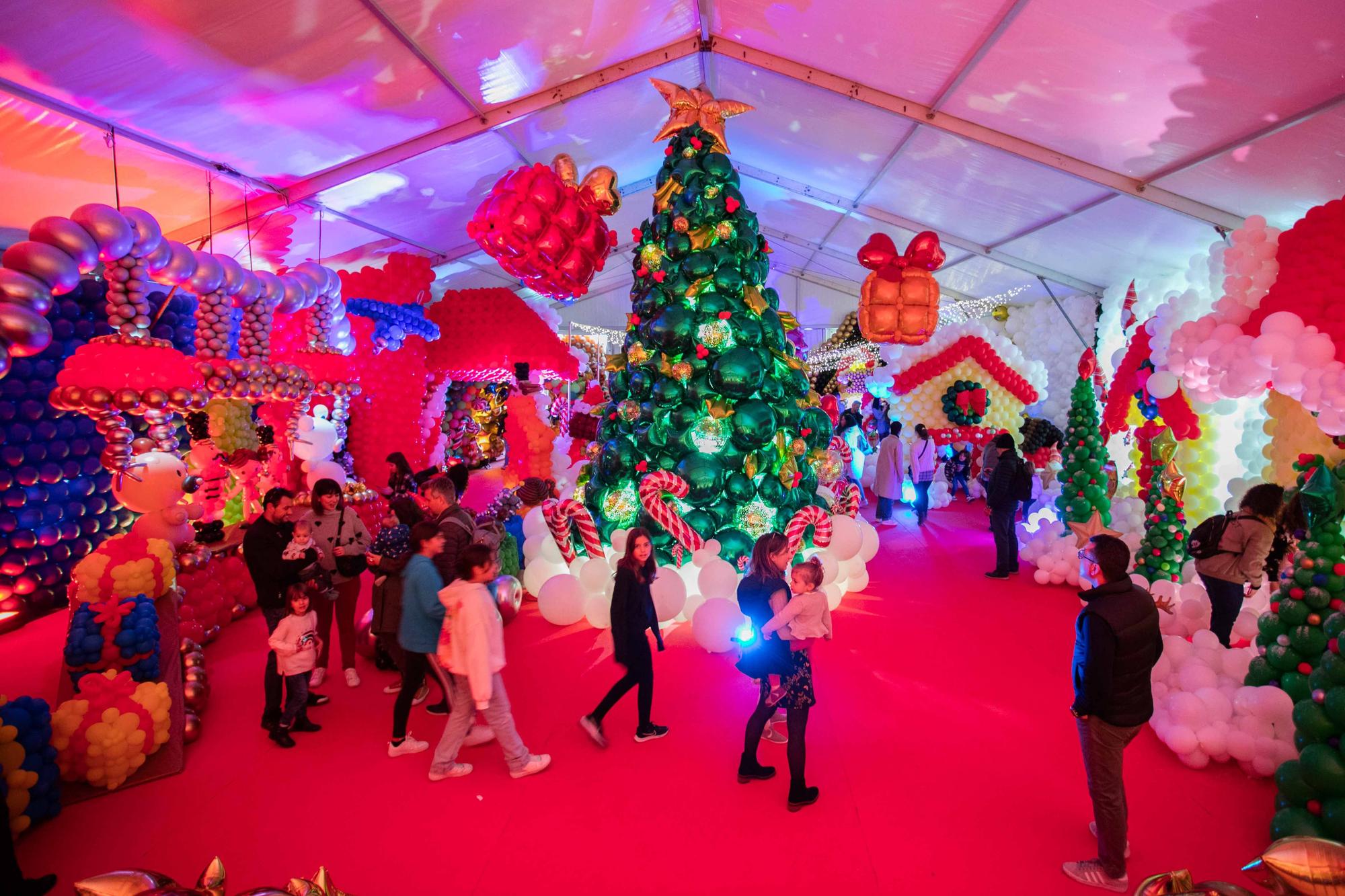 Galería de imágenes de Ibiza Ballon Wonderland, un pueblo navideño con 100.000 globos