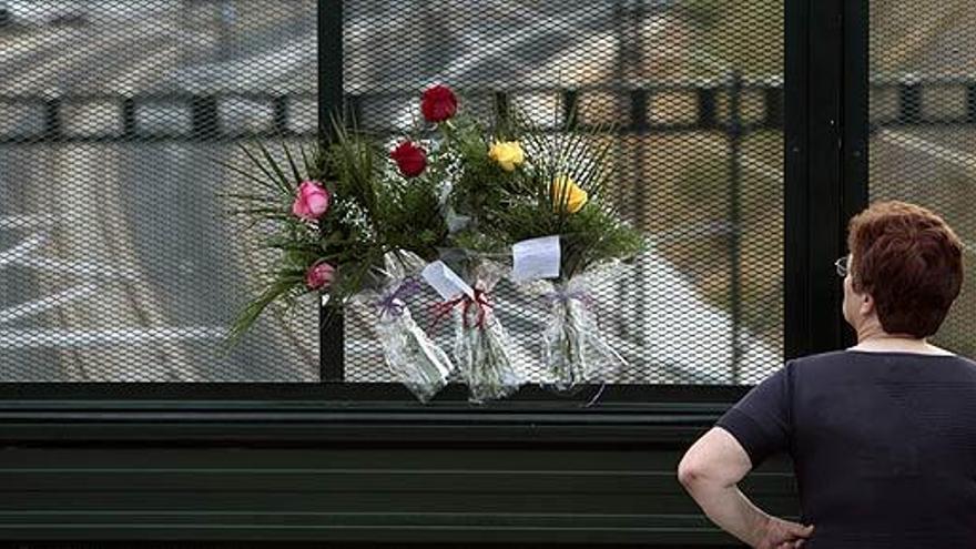 Flores en Angrois dos días después del accidente.