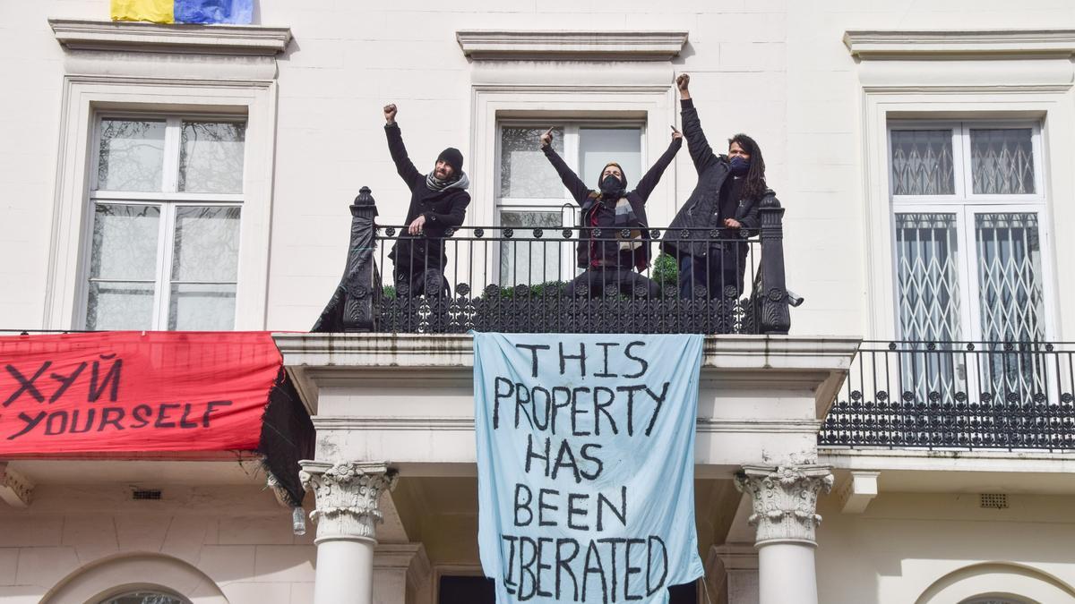 Un grupo de personas ocupa la mansión del oligarca ruso Oleg Deripaska, en Londres.