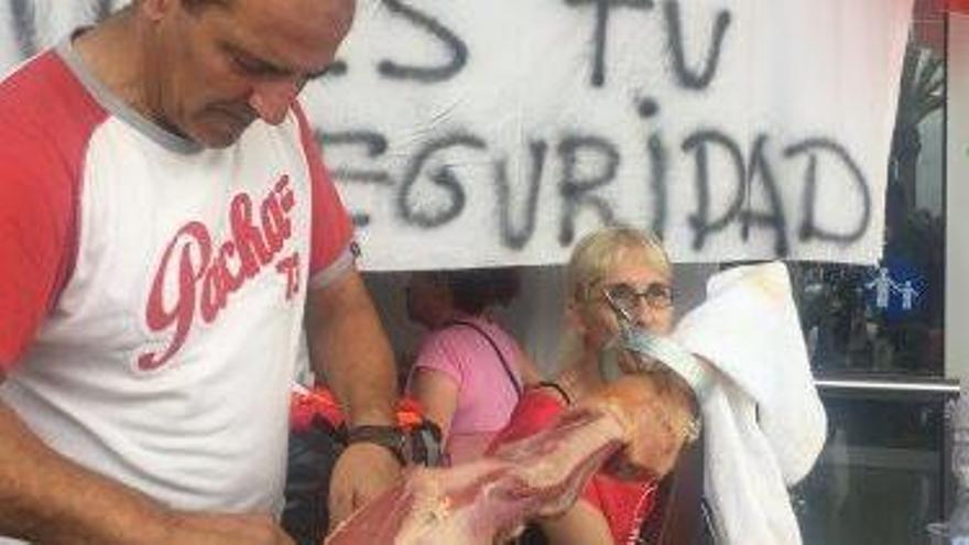 La protesta de los trabajadores de Prosegur se hizo más llevadera gracias a una pata de jamón que les «regalaron unos pasajeros de Madrid» .