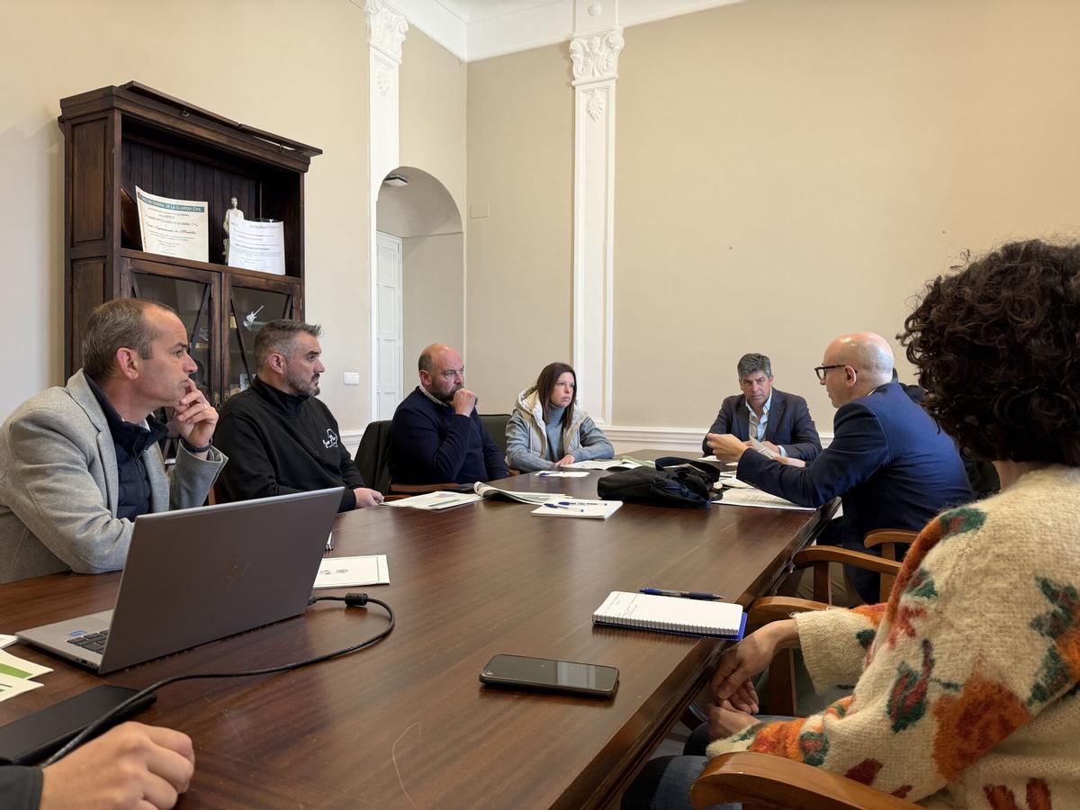 El alcalde de Montilla, Rafael Llamas, se reúne con el sector tonelero local para conseguir la IGP para la tonelería.