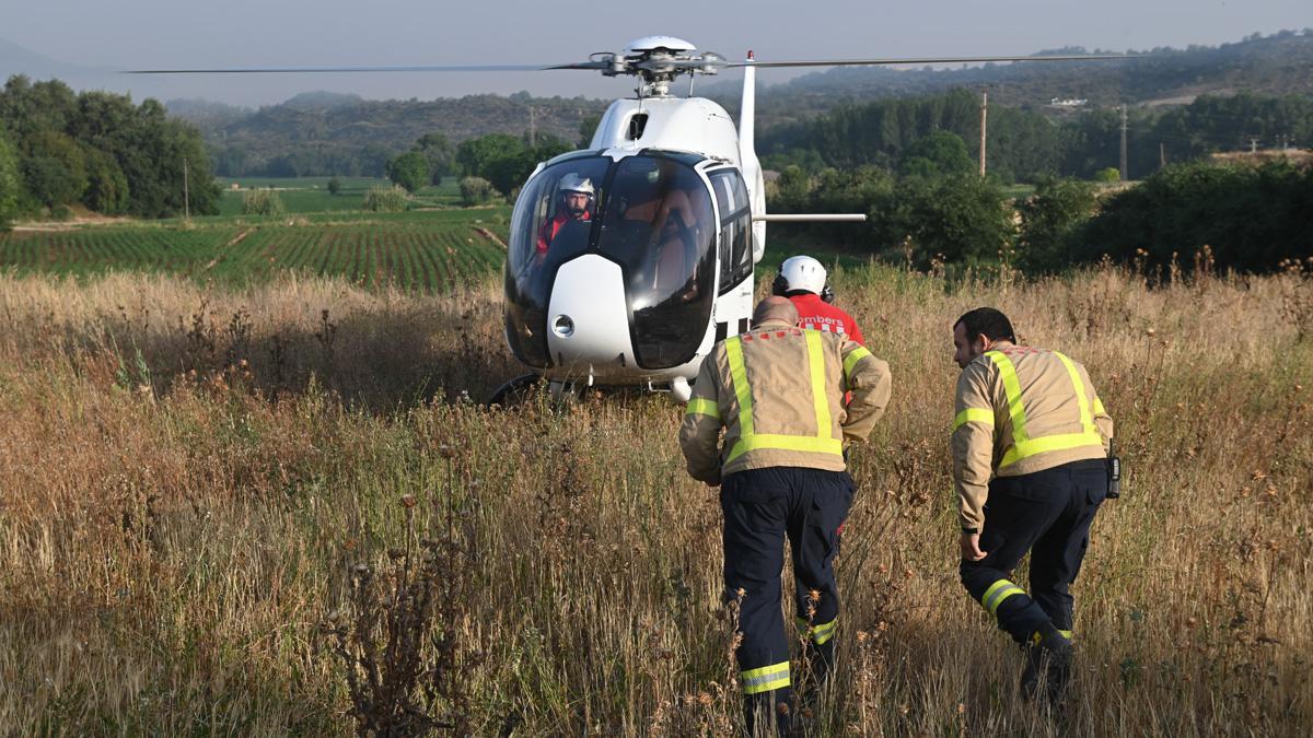 Artesa de Segre, La Noguera, Lleida 16 06 22 Inicio del día en el centro de control del incendio instalado en Artesa de Segre. Salida del primer helicóptero del día, a las 7,30, para observar la evolución del incendio, al fondo de la imagen Foto Jordi V. Pou