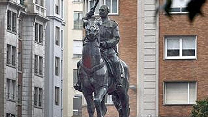 Adiós a la última estatua de Franco