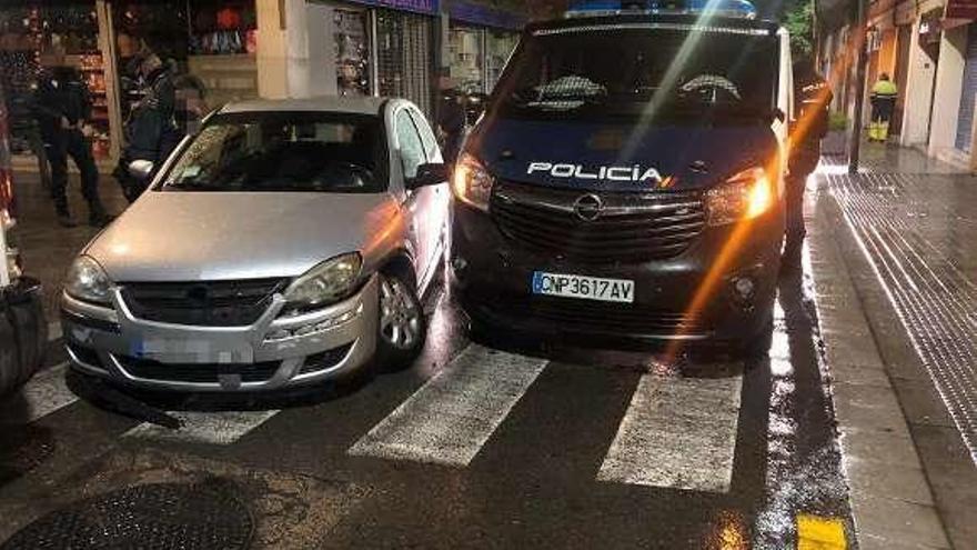 El furgón policial en el que iban los agentes, junto al turismo. // SUP