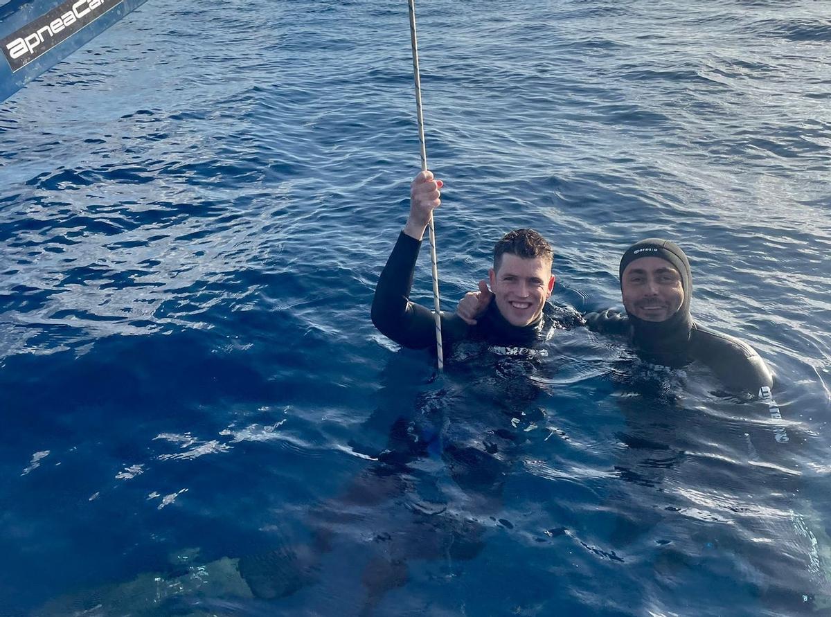 El subcampeón mundial posa en el mar con el actor de ‘Élite’ Miguel Bernardeau.