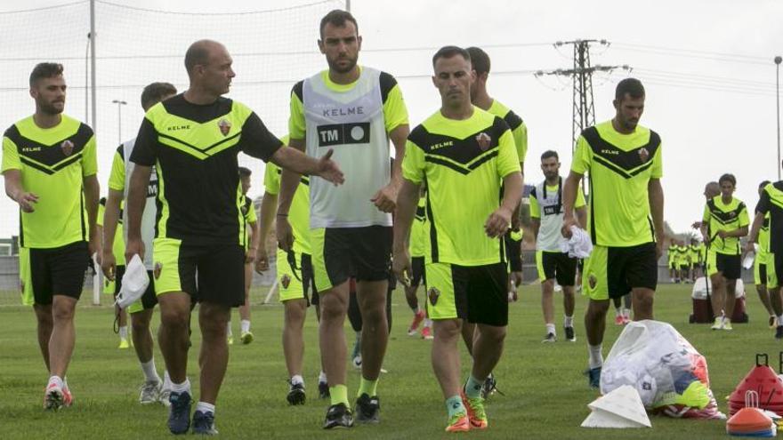 Mir hablando con sus jugadores al final de un entrenamiento