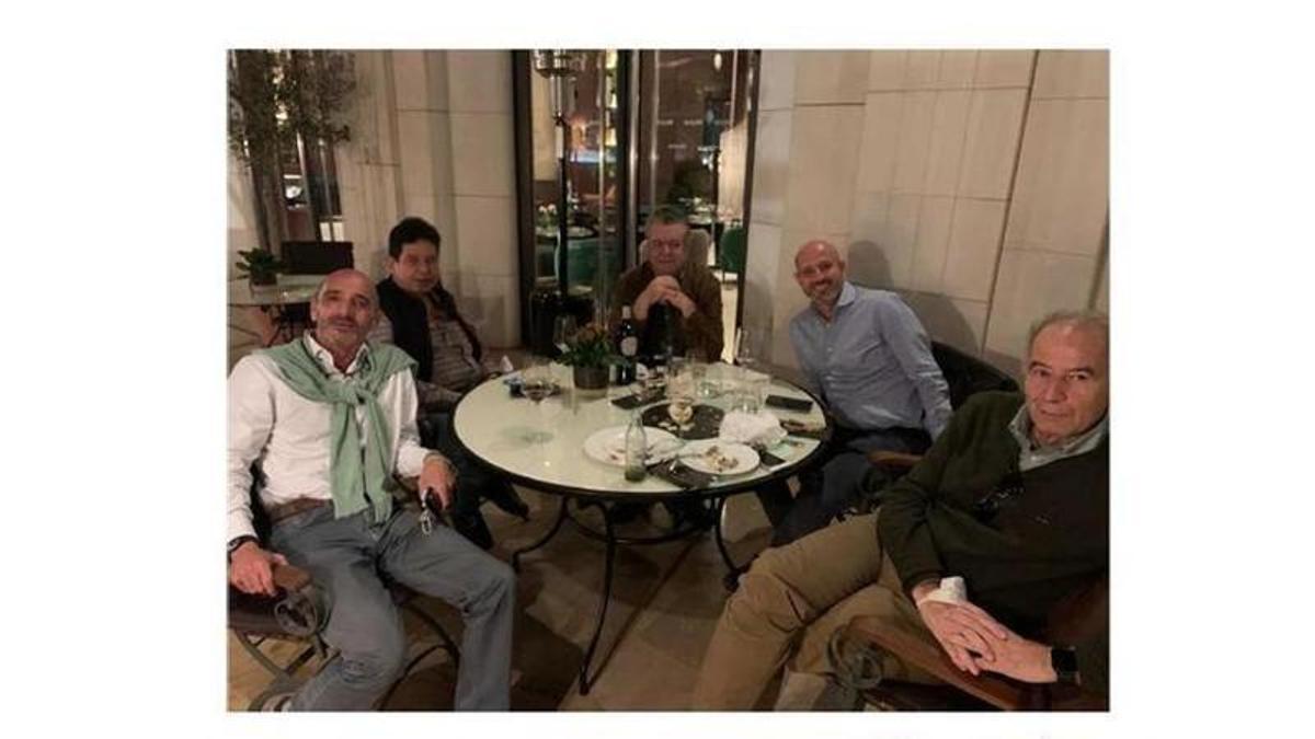 Foto del informe de la UDEF: En la imagen se observa, de izquierda a derecha a Julio Martínez Martínez, a un desconocido, a Julio Martínez Sola, a Roberto Roselli y un varón desconocido.