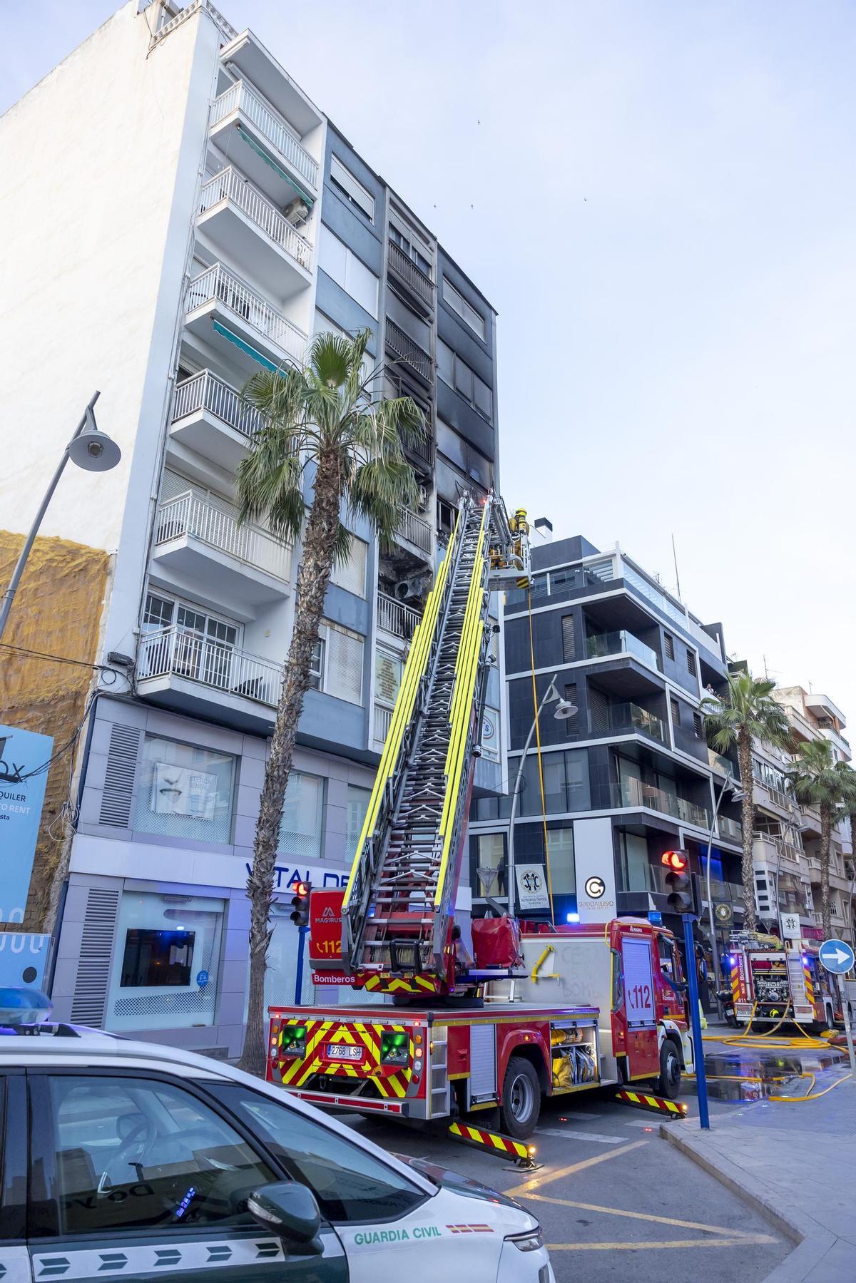 Un momento de los trabajos de extinción del incendio en un edificio del centro de Torrevieja