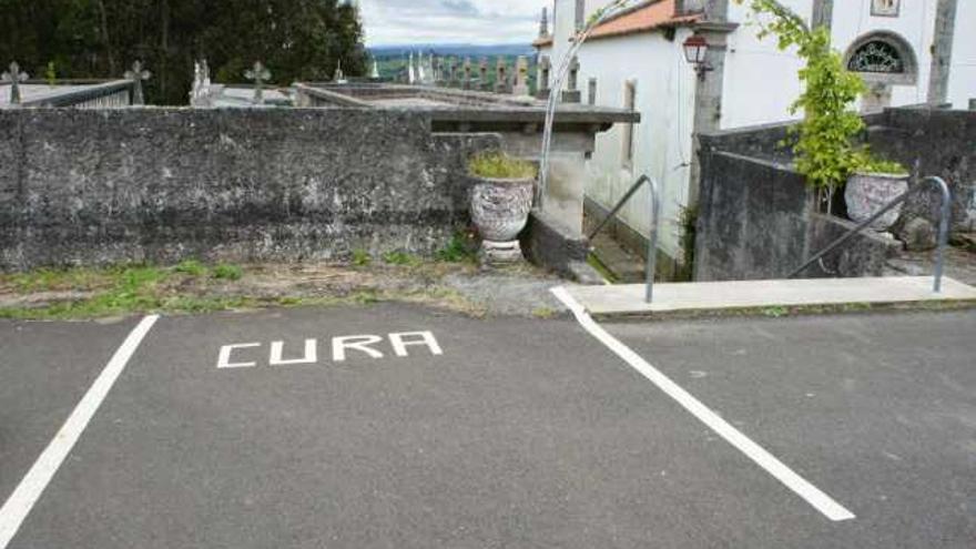 Plaza de aparcamiento reservado en Crendes, con el nombre. / la opinión
