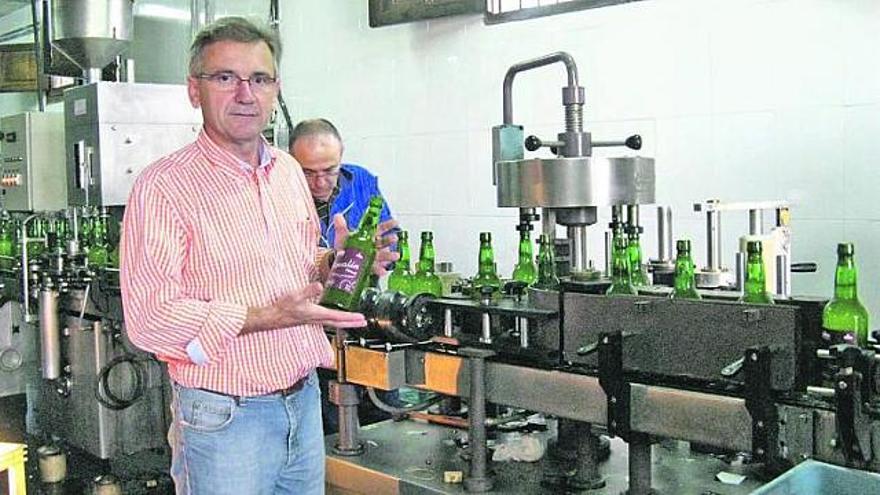 José Luis Vigón, con una botella de sidra Novalín en el lagar Orizón.