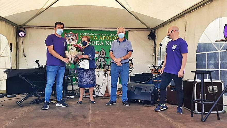 Víctor Roza y Tina García, en el centro, en la fiesta de Pañeda. | A. I.