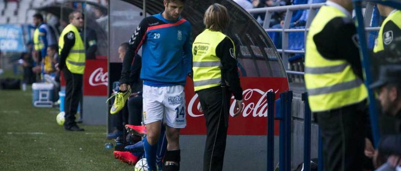 Verdés abandona lesionado el césped el sábado pasado.